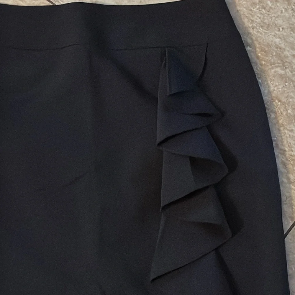 Elegant Black Skirt with Ruffle Detail - Picture 3 of 10